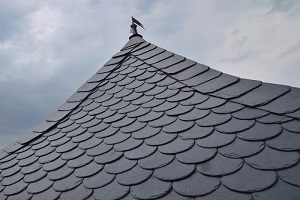 Exemple de toiture en ardoise naturelle en Belgique francophone.