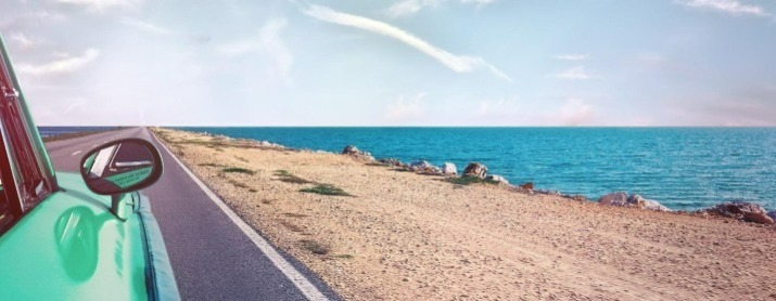 voiture en route vers l'horizon des vacances