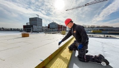 Pénurie et raréfaction des matériaux de toitures et charpentes en Belgique : quelles alternatives ?