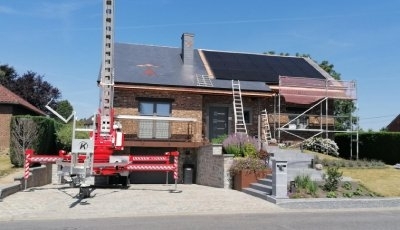 Le placement de panneaux photovoltaïques aux mains des couvreurs belges